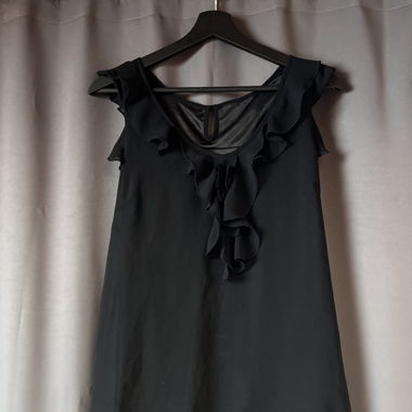 Blusa nera con volant