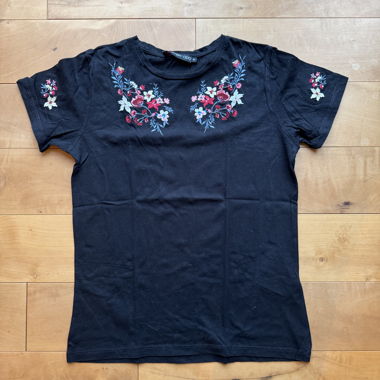 T-shirt noir avec des fleurs brodées