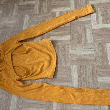 Orangefarbenes Longsleeve-Crop-Top