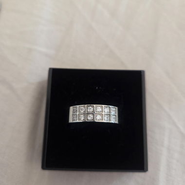 Ring with sparkling stones