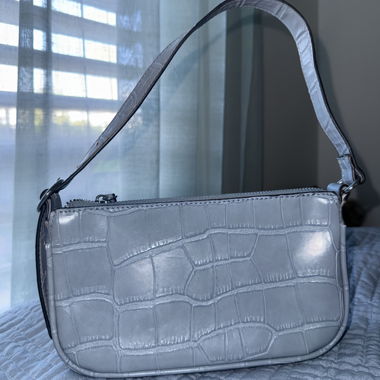 Blaues Handtasche mit Kroko-Optik von Stradivarius