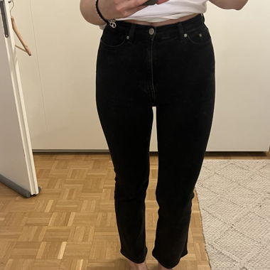 Black High-Waist Jeans