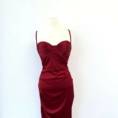Dunkelrotes Satinkleid Beinschlitz Corsagenkleid