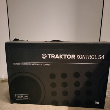 TRAKTOR KONTROL S4