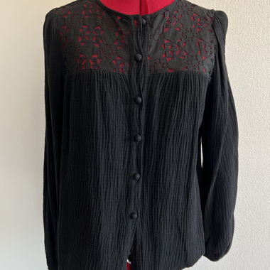 blouse en mousseline noire avec dentelle