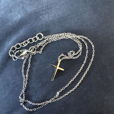 Collana con croce color argento