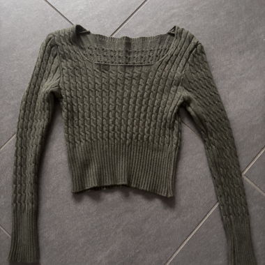 Kurzer Zopfmuster-Pullover olivgrün