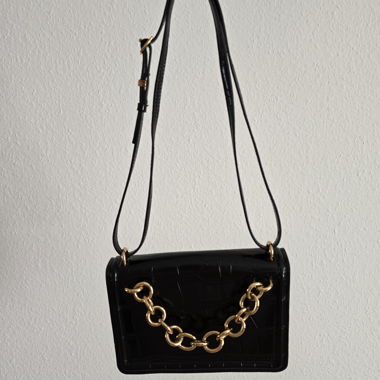Schwarze Schultertasche mit Kette
