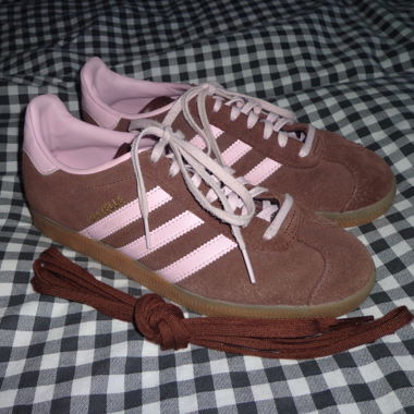 Gazelle marrone e rosa