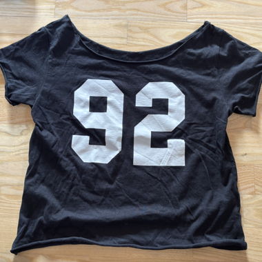Schwarzes off-shoulder T-Shirt