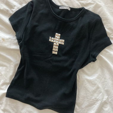 T-shirt noir à croix de clous