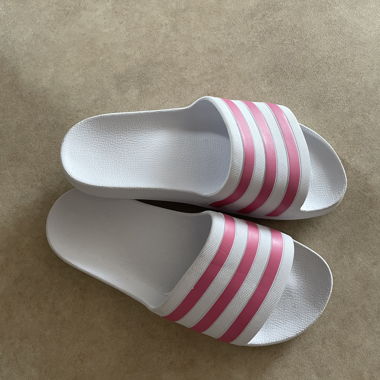 Ciabatte Adidas bianche con strisce rosa
