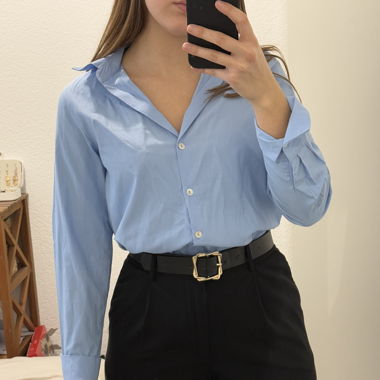 Chemise bleue élégante 