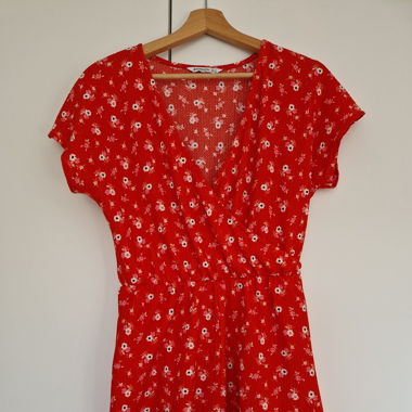 Roter Jumpsuit mit Blumen von Stradivarius