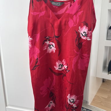 Rotes Blumen-Spaghettiträgerkleid