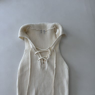 Top senza maniche lavorato a maglia color crema