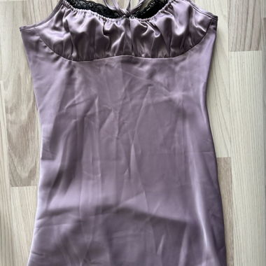 Lila Satin Kleid mit Spitze