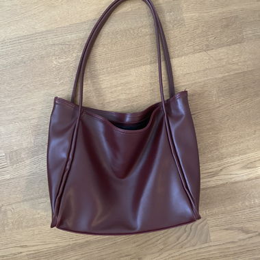 Sac à main bordeaux en simili-cuir de taille moyenne