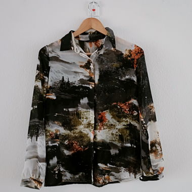 Bluse mit landschaftsähnlichem Muster