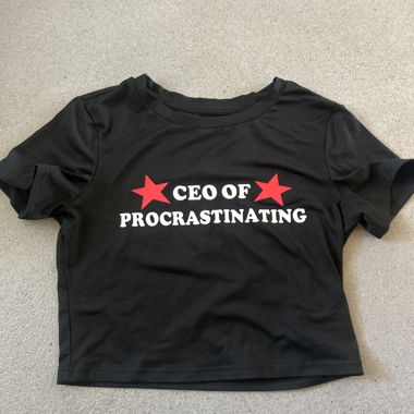 Crop top nero “CEO of Procrastinating”