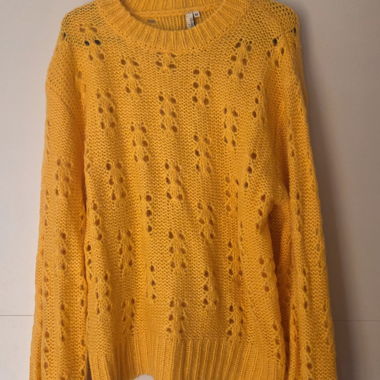 Gelber Lochmuster-Pullover