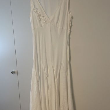 Robe blanche à encolure V sans manches Fahri