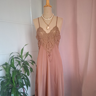 Camisette de nuit en satin taille 40 taupe vintage