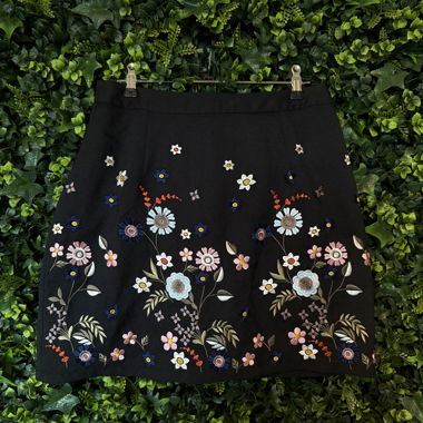 Mini skirt with embroidered flowers