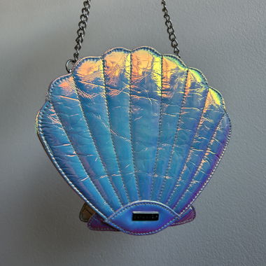 Borsa a conchiglia iridescente con catena