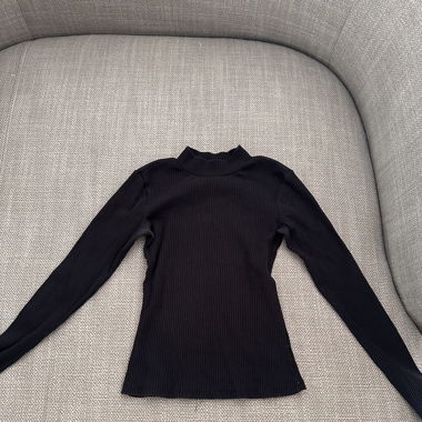 Schwarzes Shirt mit Kragen
