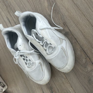 Weisse Puma Sportschuhe