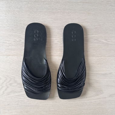 Sandales plates COS noires à brides