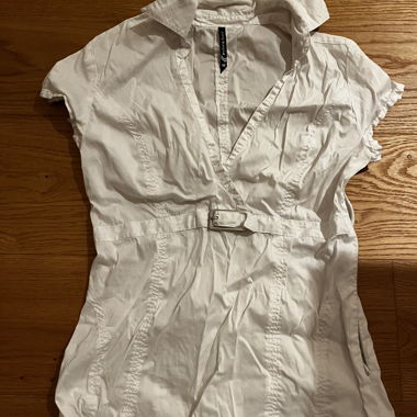Top élégant blanc avec boucle