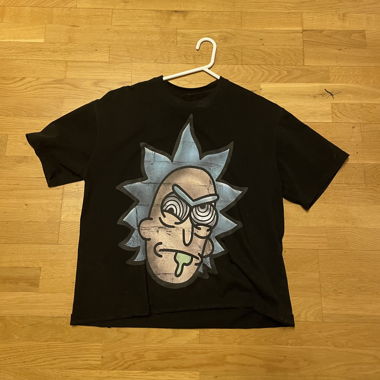 Schwarzes T-Shirt von Beyondthoughtapparel Rick and Morty