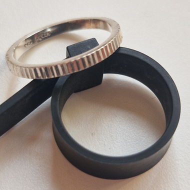 Bague à structure argentée