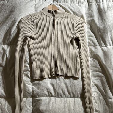 Beiger, gerippter Reissverschluss-Pullover