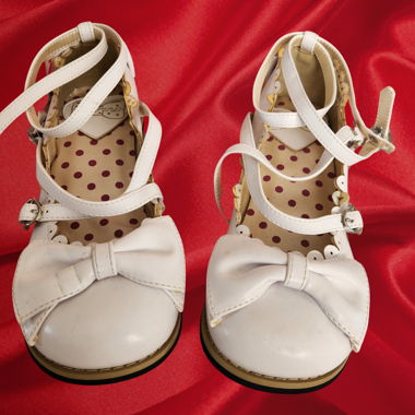 Weisse Mary Janes mit Schleifchen
