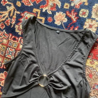 Croptop black, with golden ring detail