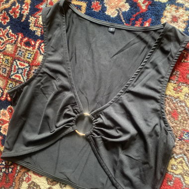 Croptop black, with golden ring detail