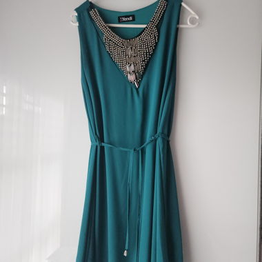 Robe turquoise ornée