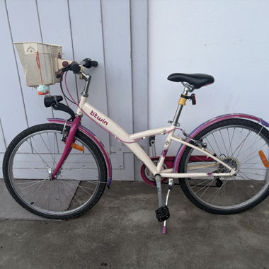 Kinderfahrrad mit Korb und Ständer