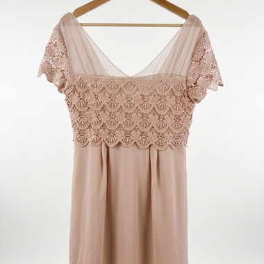Abito in pizzo rosa nude