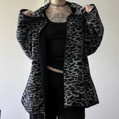 Veste en polaire à imprimé léopard