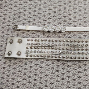 Weisses Lederarmband mit Glitzersteinen 