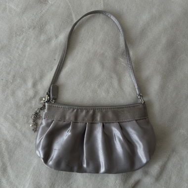 Borsa a mano satinata argentata con charms vintage