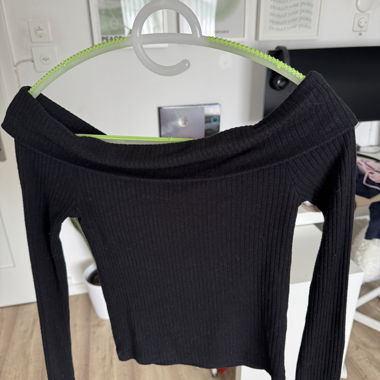Stradivarius Off-Shoulder Top
