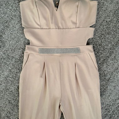 Combinaison beige élégante