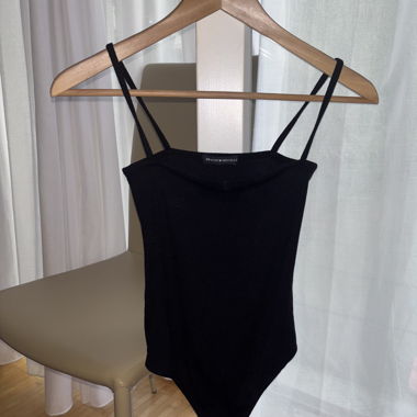 Top nero con bretelline Brandy Melville