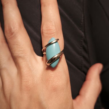 Auffälliger Ring mit großem Türkisstein