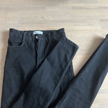 Schwarze Hosen
